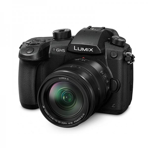 Panasonic Lumix GH5 con obiettivo 12-60 G
